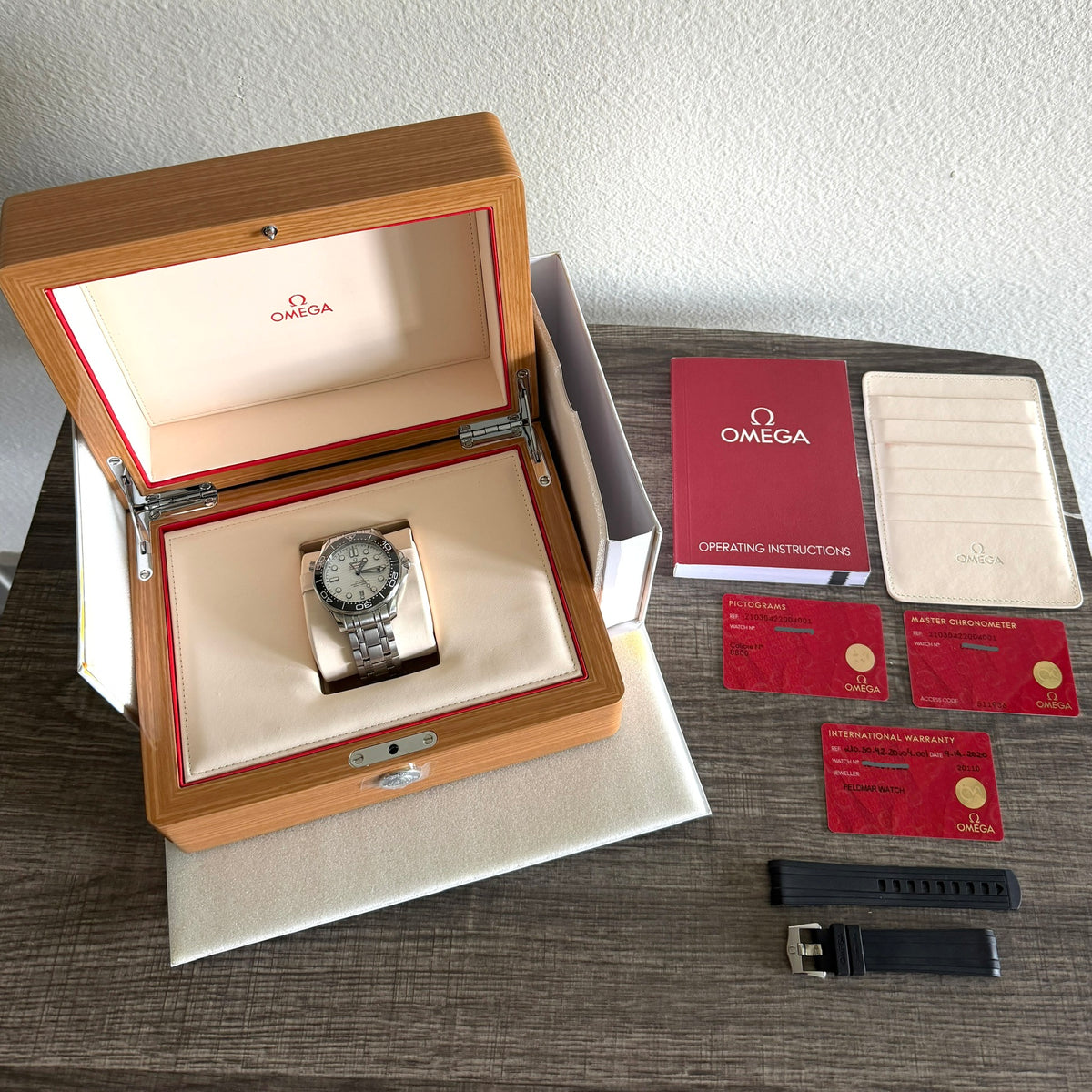 Omega Seamaster 300m Diver 42mm White Dial + Rubber Strap Full Set